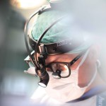 Lupenbrille im OP – damit Chirurgen ein Auge für jedes Detail haben